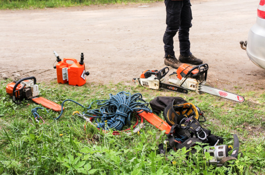 Chain saw and other equipment used by Emondage Brossard  